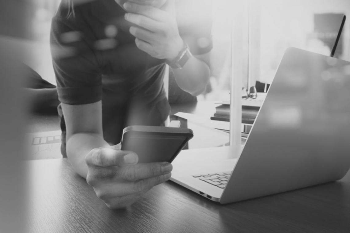 Expertin erklärt Sparstrategien in einem Webinar