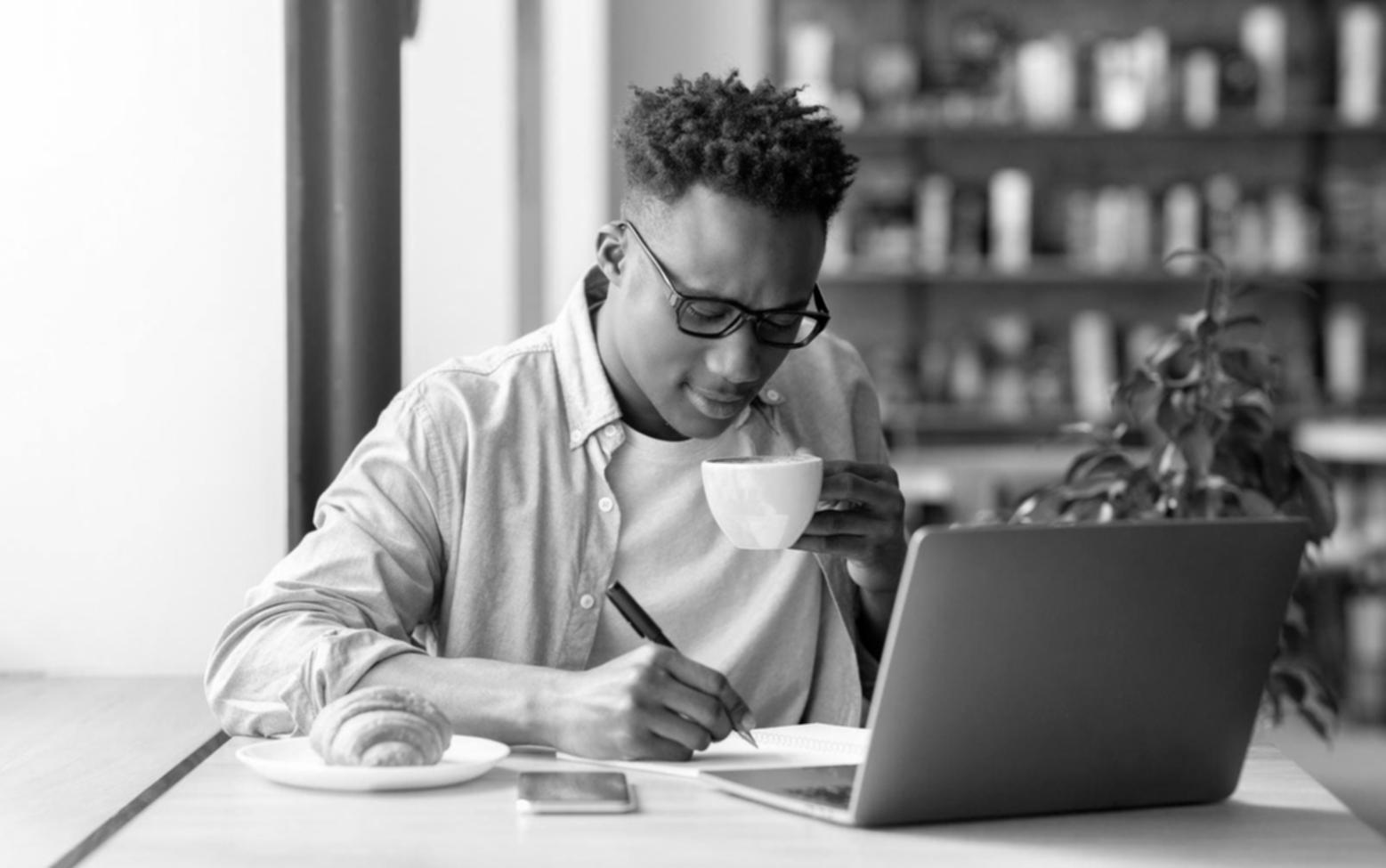 Menschen lernen gemeinsam digitale Finanzstrategien